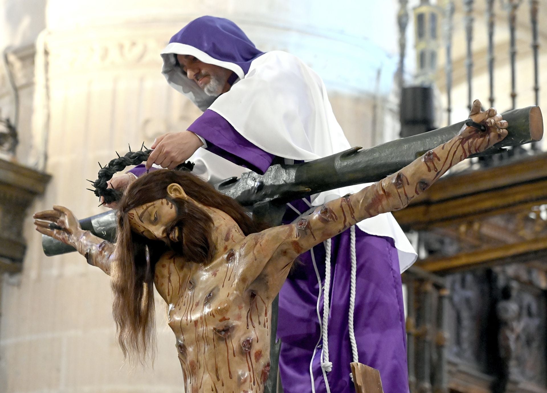 El Desenclavo del Santísimo Cristo de Burgos en imágenes y dentro de la Catedral
