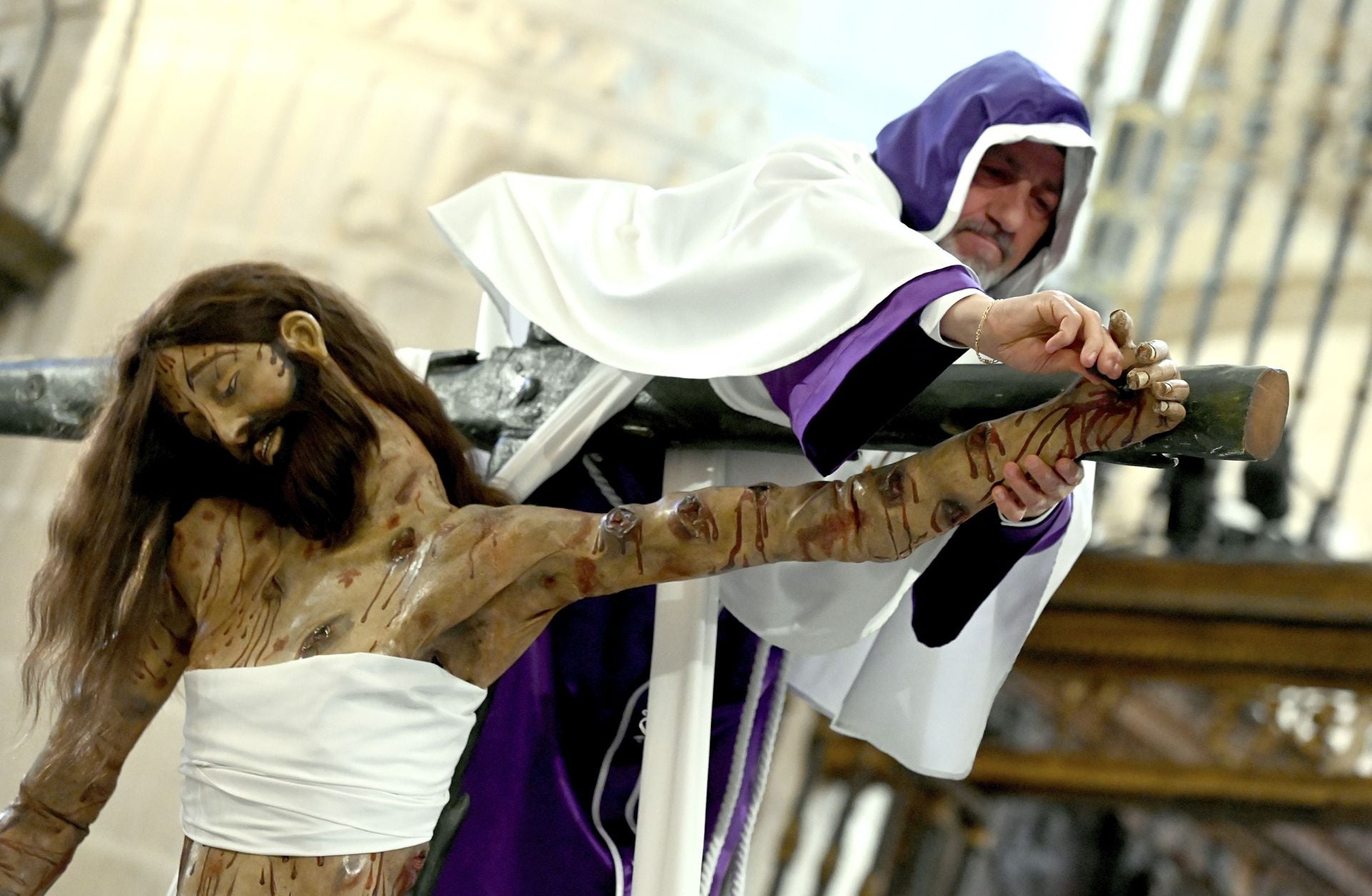 El Desenclavo del Santísimo Cristo de Burgos en imágenes y dentro de la Catedral