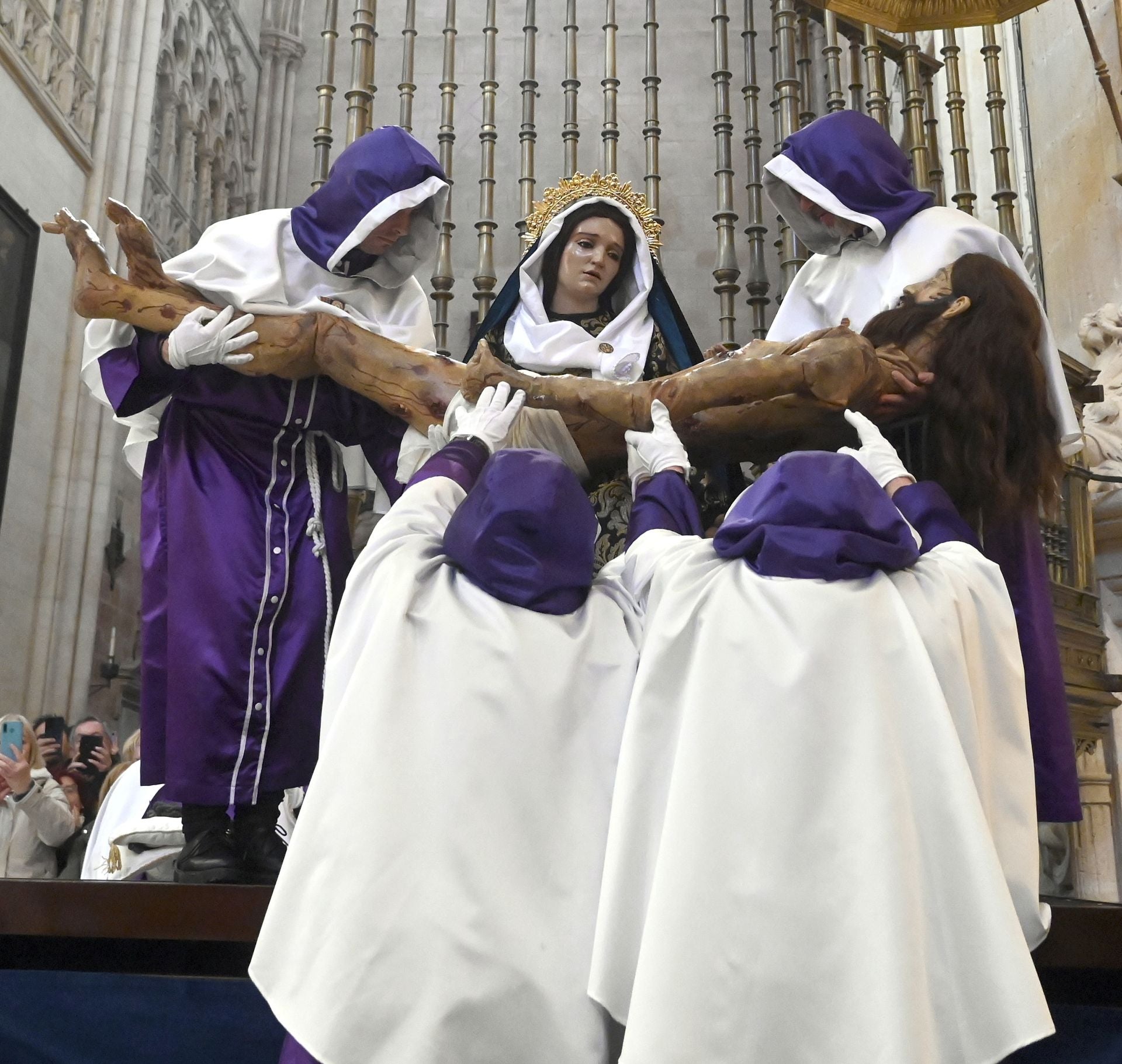 El Desenclavo del Santísimo Cristo de Burgos en imágenes y dentro de la Catedral
