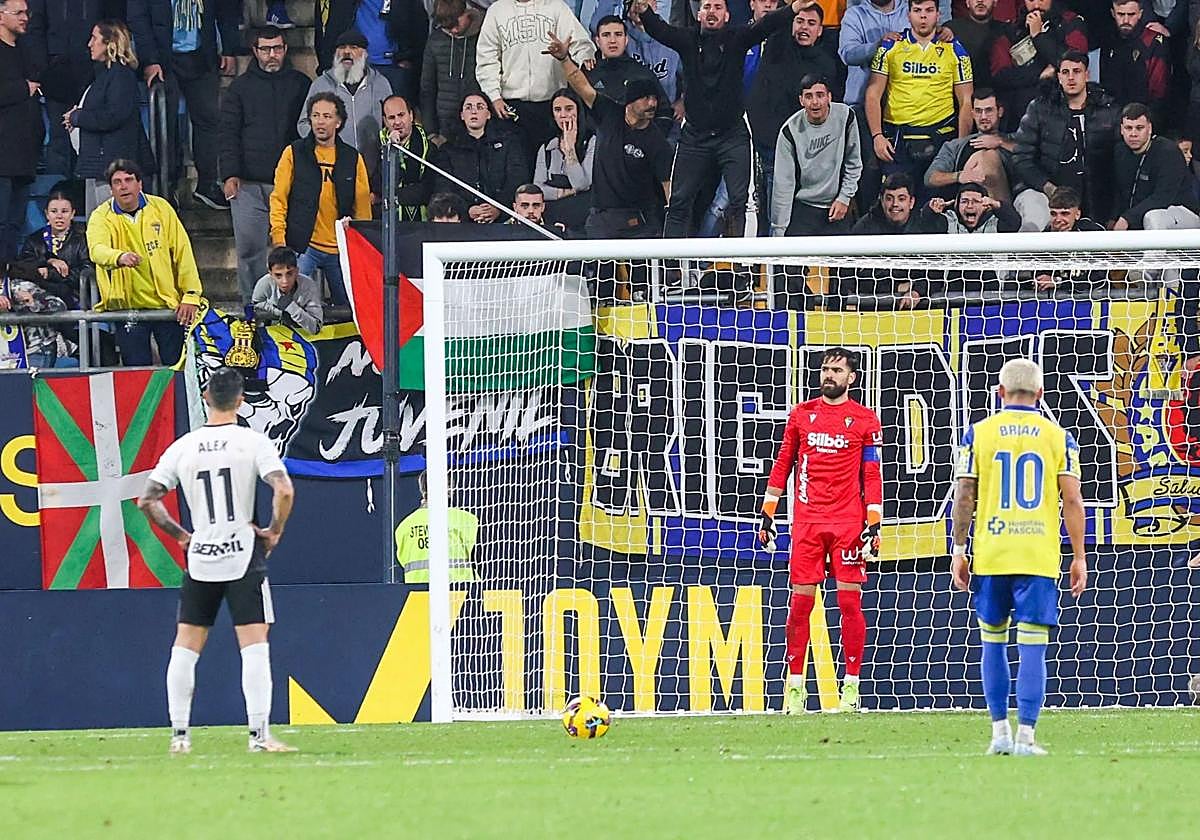 Jugadores del Burgos CF y del Cadiz CF