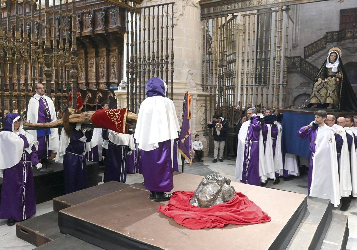 Imagen principal - El Desenclavo en el interior de la Catedral de Burgos.