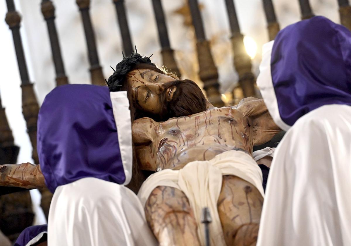 Imagen principal - El Desenclavo en el interior de la Catedral de Burgos.