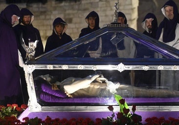 La lluvia retrasa, pero no impide la salida del Santo Entierro de Burgos