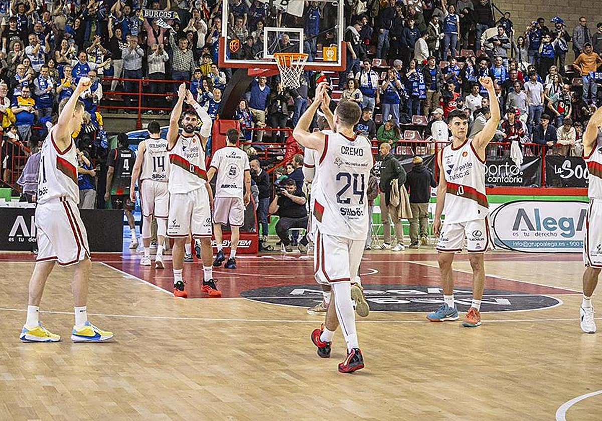Los jugadores del San Pablo celebran la victoria con su afición.