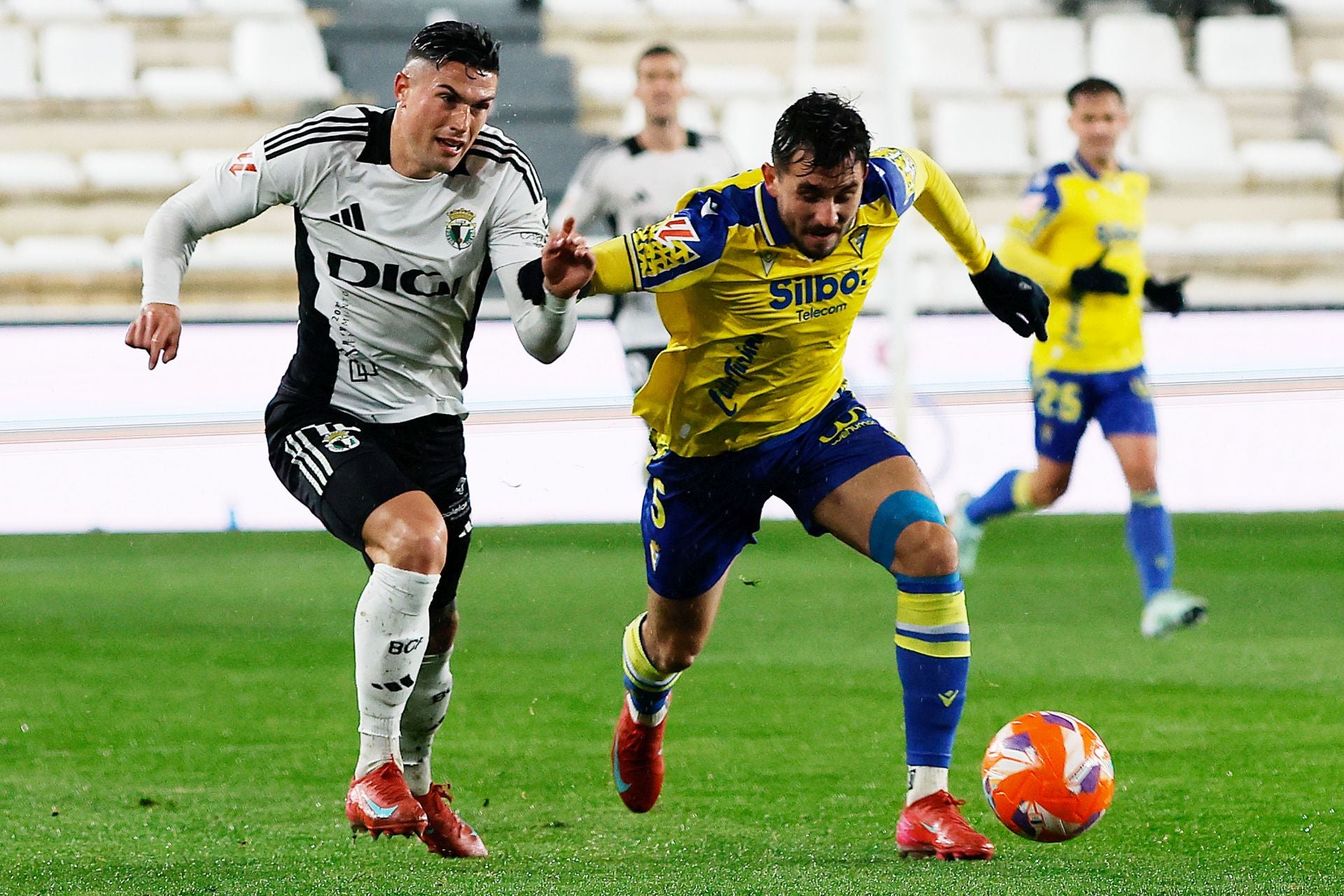 El encuentro entre el Burgos CF y el Cádiz CF en imágenes