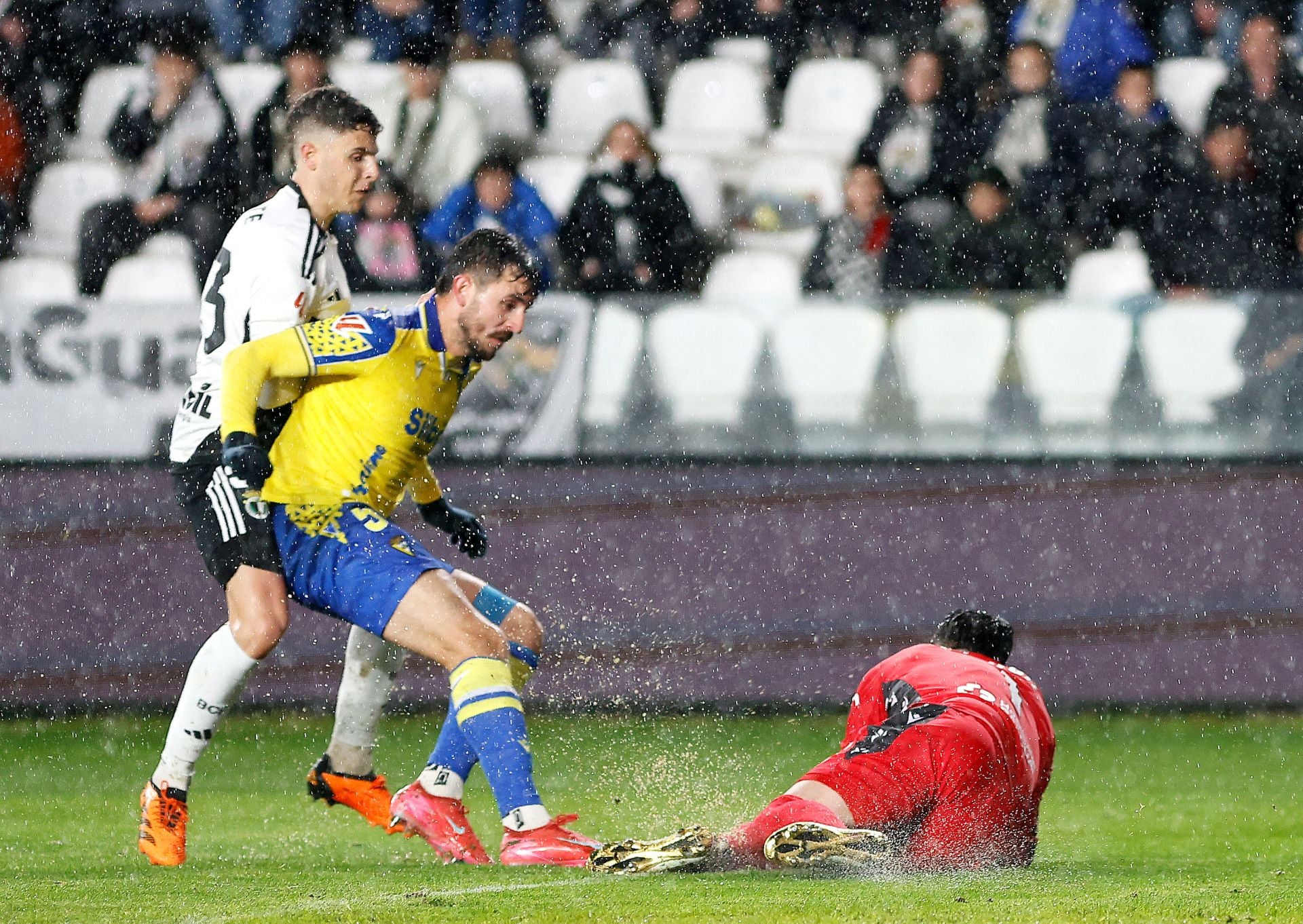 El encuentro entre el Burgos CF y el Cádiz CF en imágenes