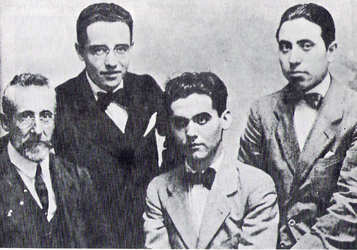 Imagen principal - Lorca con el profesor Martín Domínguez Berrueta, Lorca en Burgos y sus artículos en el periódico provincial Diaro de Burgos. 