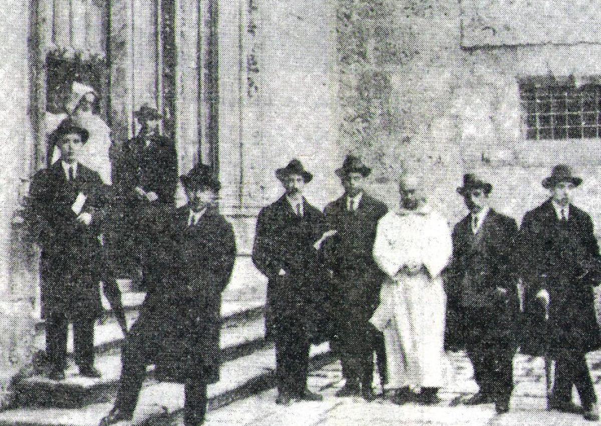Imagen secundaria 1 - Lorca con el profesor Martín Domínguez Berrueta, Lorca en Burgos y sus artículos en el periódico provincial Diaro de Burgos. 
