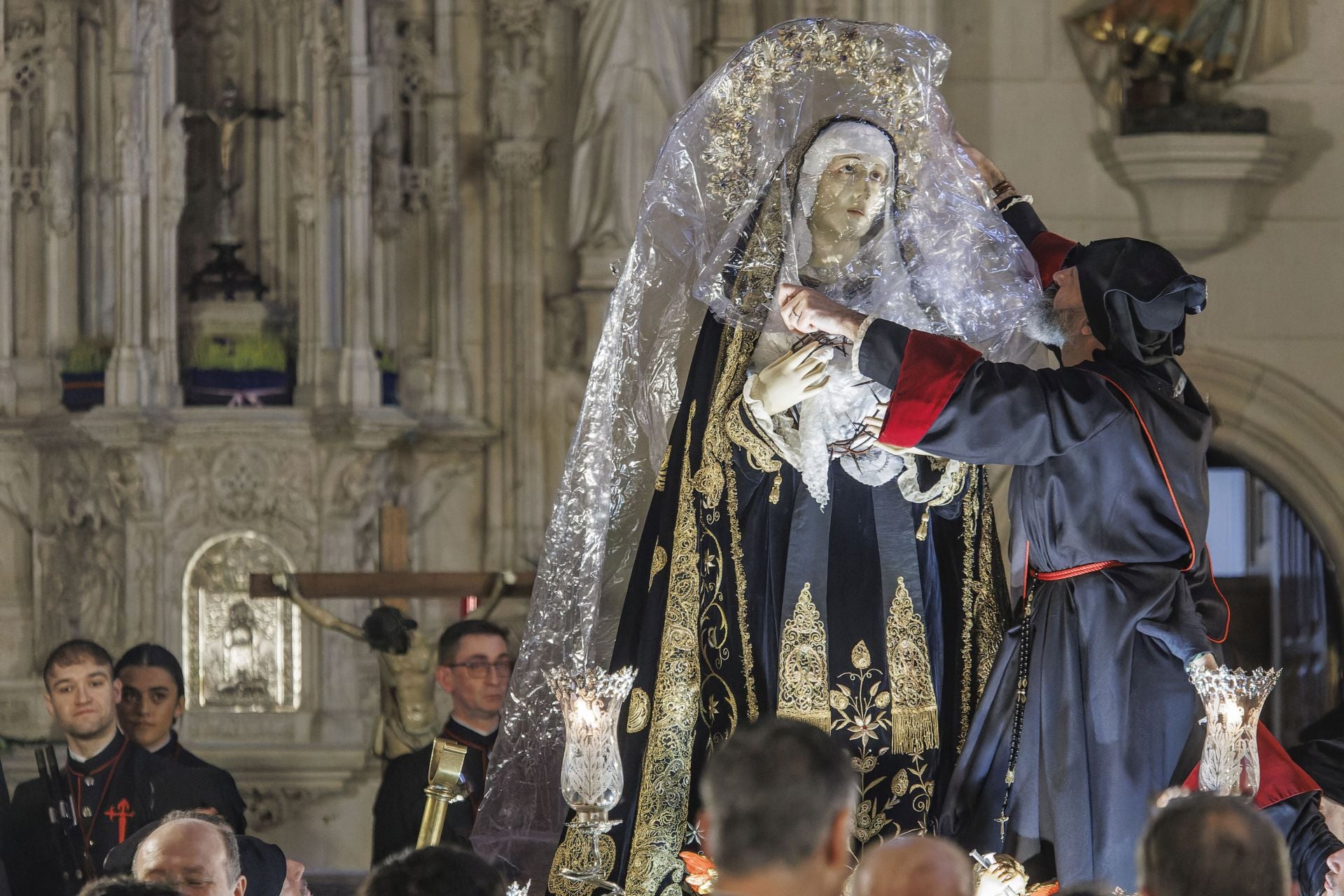 Así ha sido la procesión de la Soledad en el interior del templo