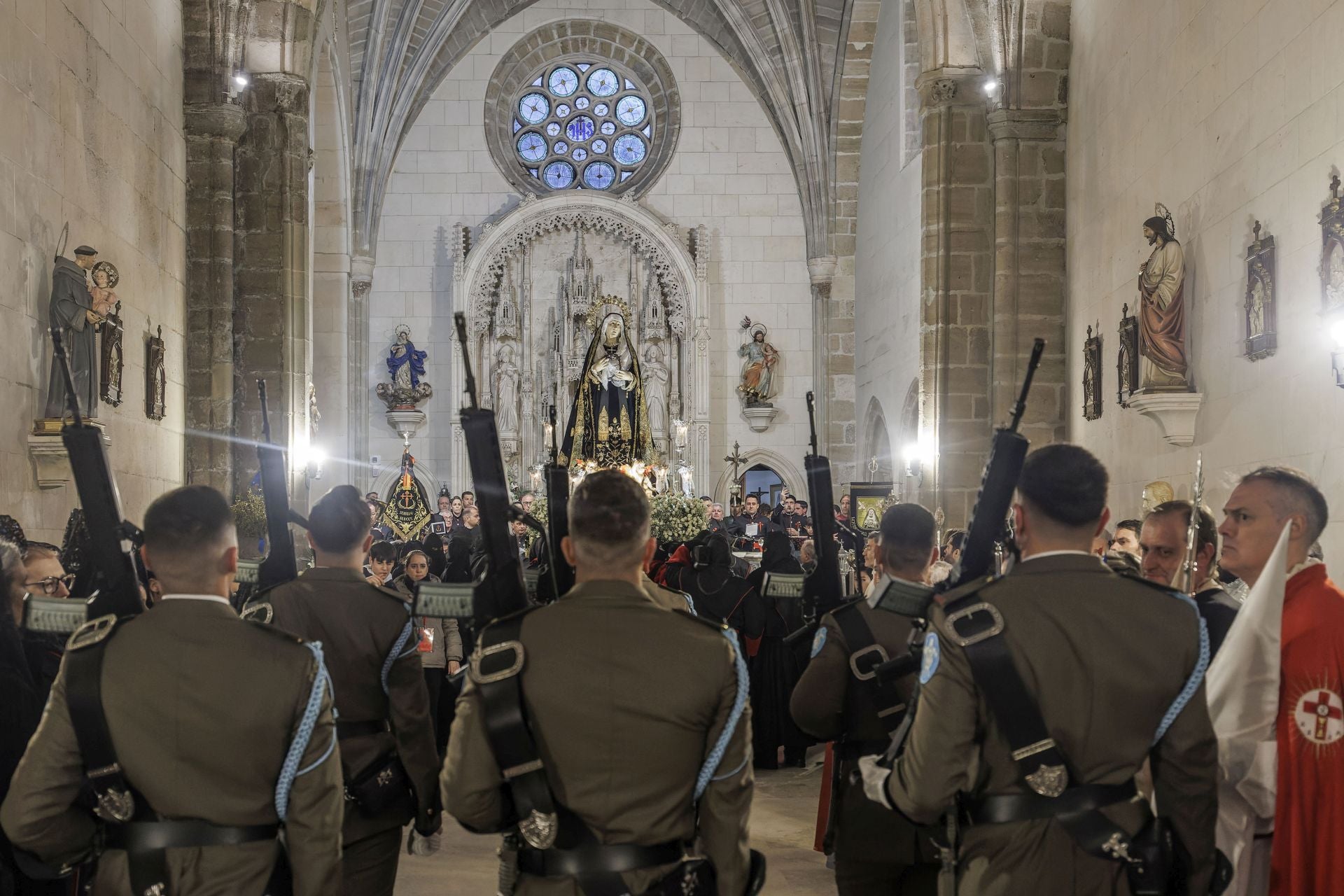 Así ha sido la procesión de la Soledad en el interior del templo