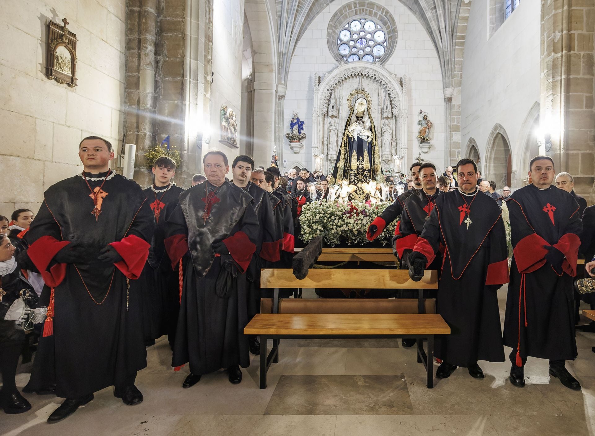 Así ha sido la procesión de la Soledad en el interior del templo
