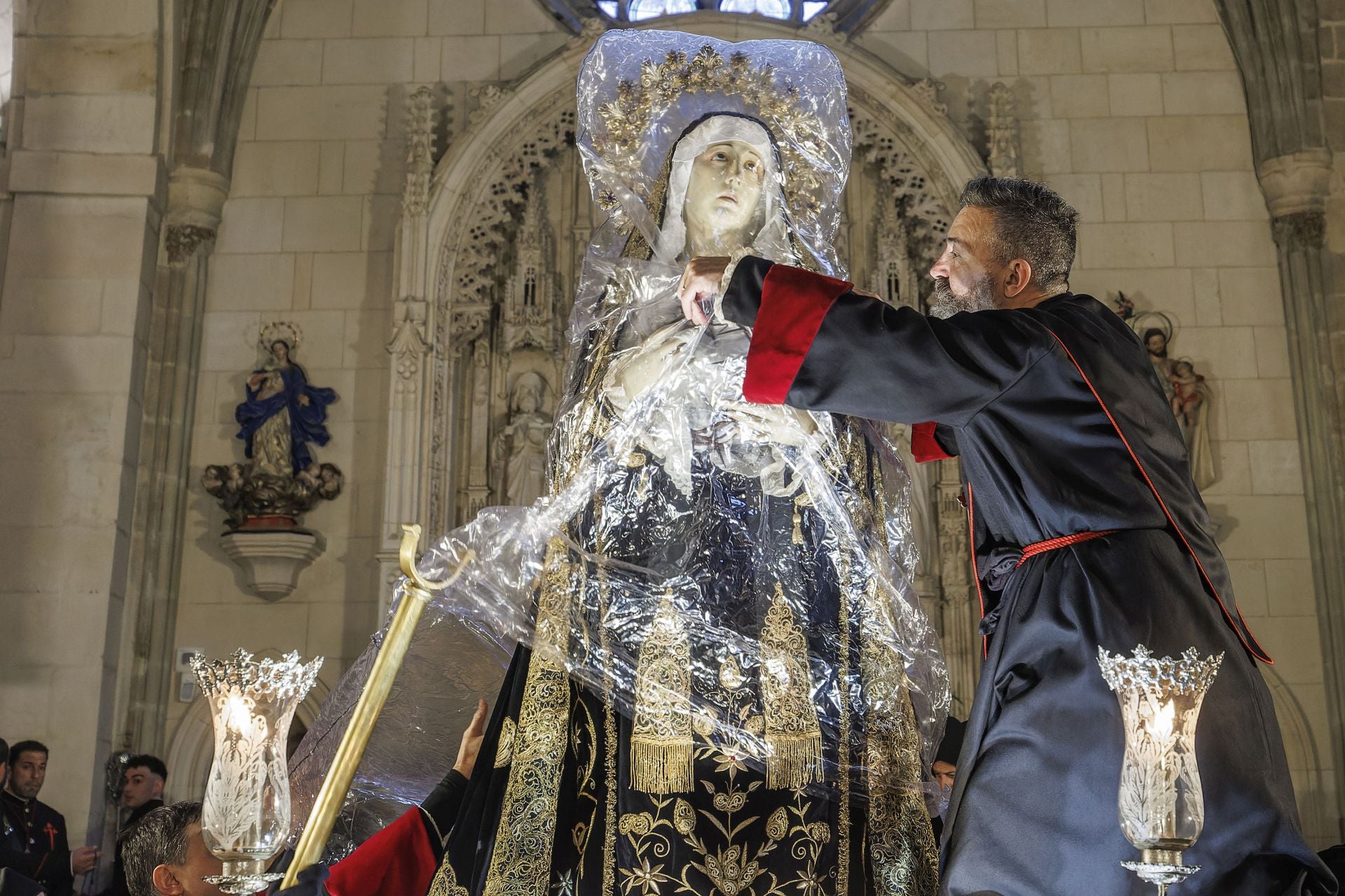 Así ha sido la procesión de la Soledad en el interior del templo