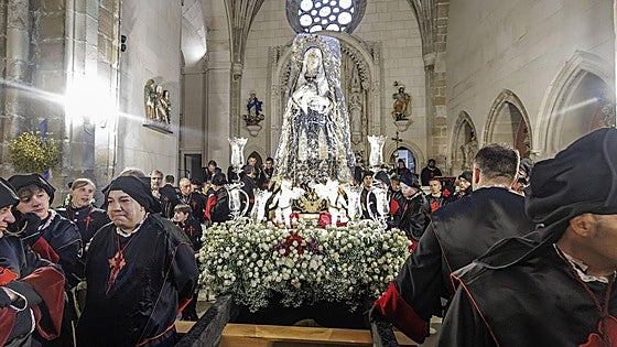 Así ha sido la procesión de la Soledad en el interior del templo