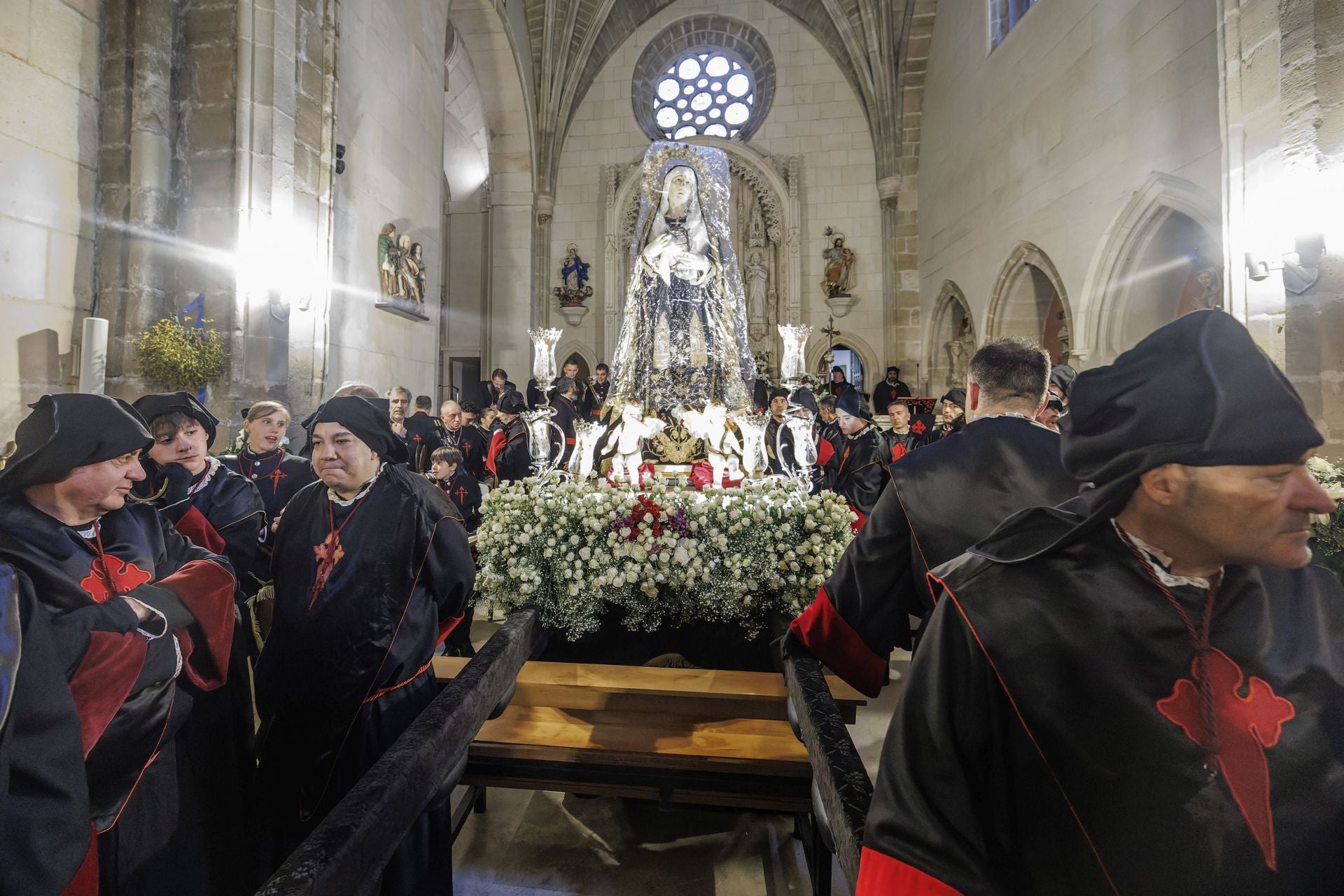 Así ha sido la procesión de la Soledad en el interior del templo