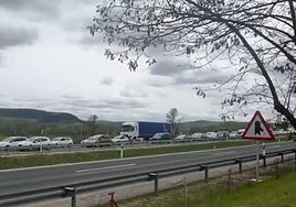 Imagen del atasco generado por un accidente múltiple en la provincia de Burgos.