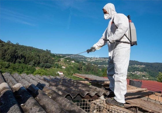 Preparando la uralita para retirarla.