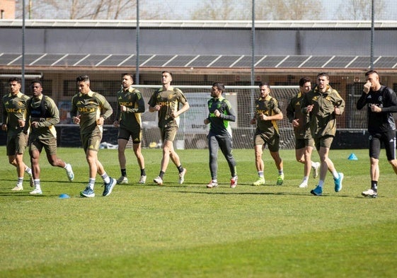 La plantilla del Burgos CF durante un entrenamiento.