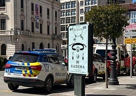 Los medios de emergencias a la espera de ser activado en la Plaza del Cid.