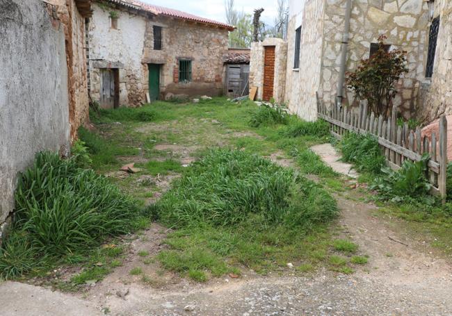 Calle sin asfaltar en Villanueva Matamala, Burgos.