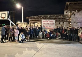 Vecinos de Valdezate (Burgos) protestan contra la ampliación de la granja porcina.