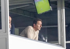 Ramis, junto a Fosky, viendo el partido desde la grada por sanción.