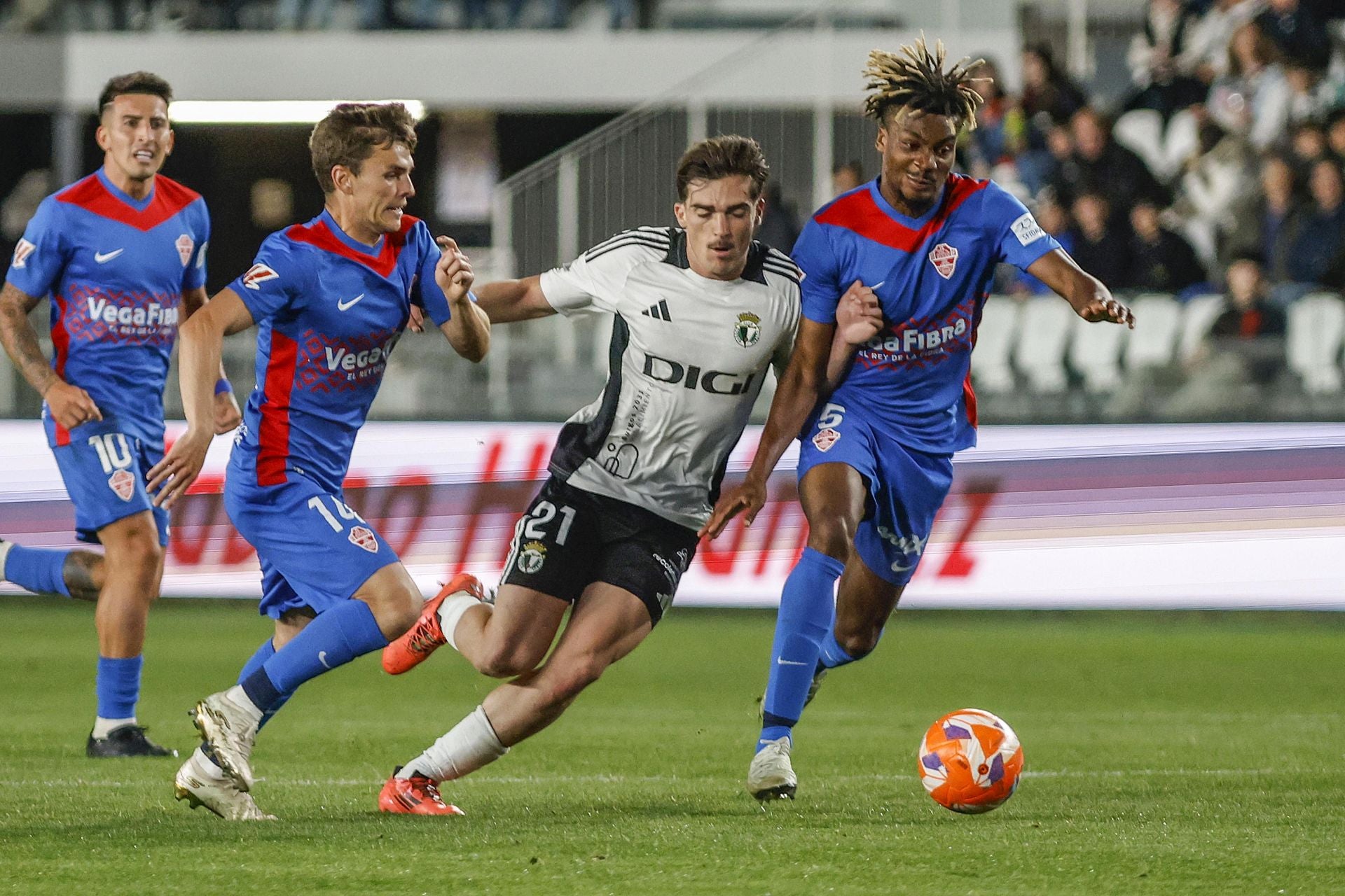 La derrota del Burgos frente al Elche, en imágenes