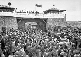 Supervivientes de Mathausen saludan a los tropas americanas que liberaron el campo de prisioneros.