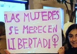 Una niña sostiene una pancarta en favor de las mujeres en una manifestación