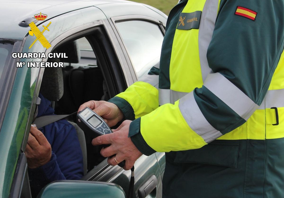 Imagen de archivo de un control de alcoholemia de la Guardia Civil.