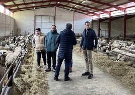 El director general de Política Agraria Comunitaria (PAC), Ángel Gómez, visita la explotación de ovino ecológico La Majada de Barcina, en Barcina de los Montes, Burgos.