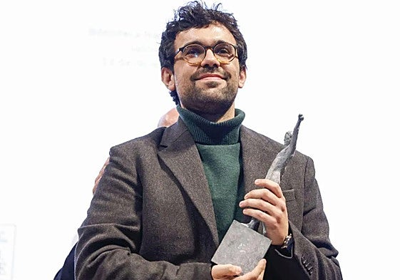 Juan Herrero con el trofeo como ganador de la 78 edición del Premio Adonáis de Poesía.