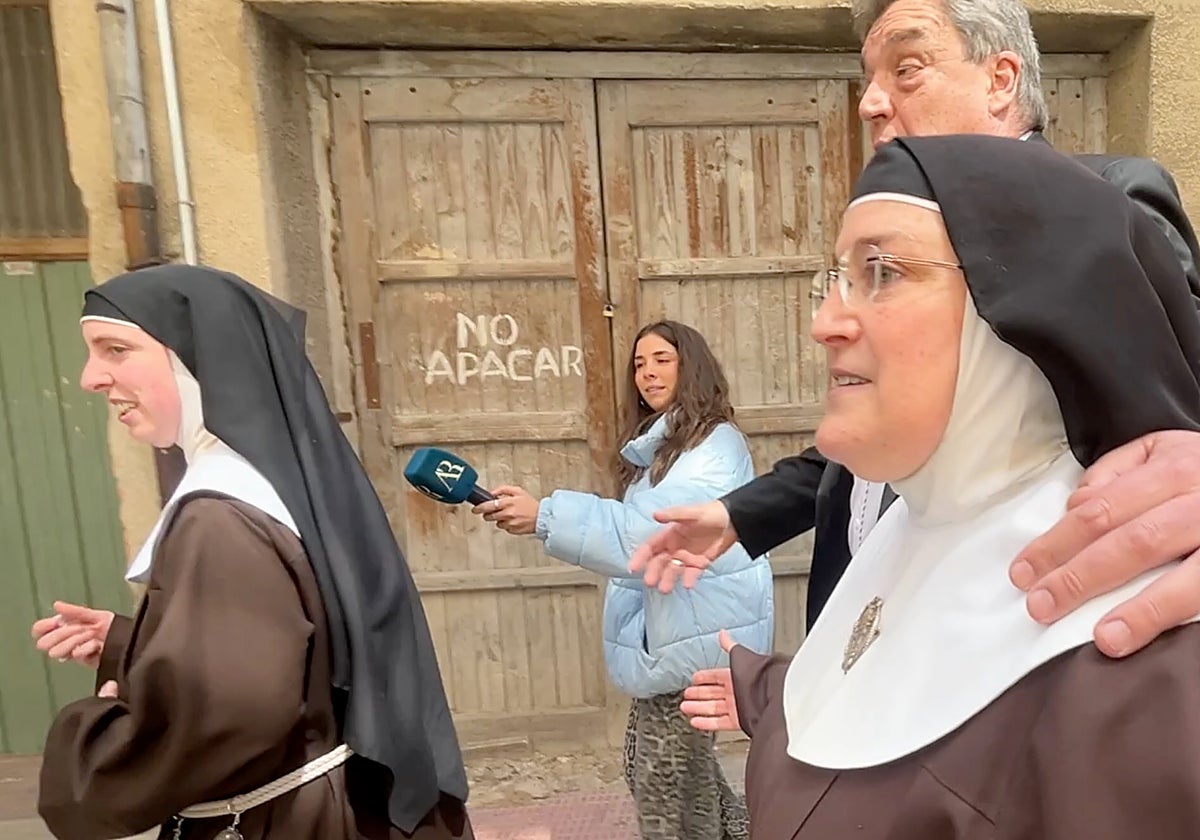 Las monjas cismáticas de Belorado Susana Mateo y Laura García de Viedma con el nuevo abogado de Orriola y Navarro de Barcelona.