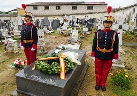 Homenaje al soldado Ángel Moral Moral en el cementerio de Quintanilla del Agua.