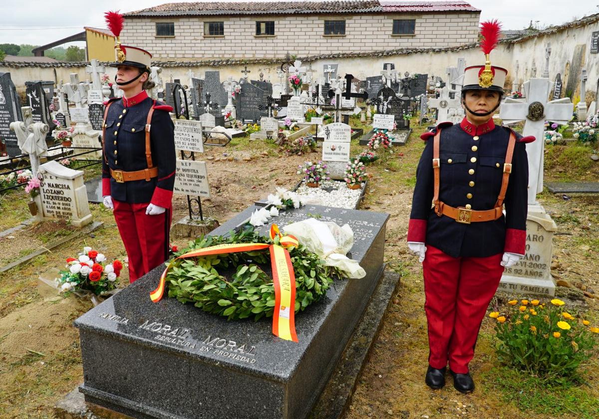 Homenaje al soldado Ángel Moral Moral en el cementerio de Quintanilla del Agua.