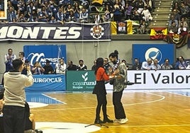 David Guantes le pide matrimonio a su pareja en plena celebración del San Pablo Burgos.