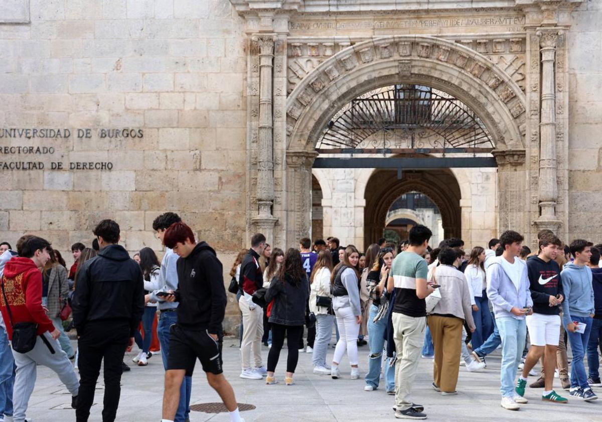 Los graduados de la UBU destacan en inserción laboral, pero están entre los peor pagados
