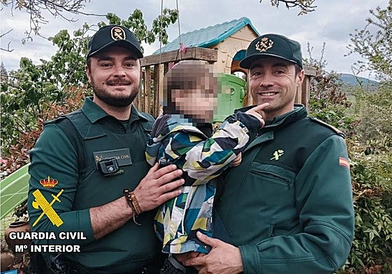 Los agentes de la Guardia Civil que han localizado al niño con él en brazos
