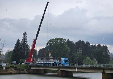 El barco solar de Sobrón debuta bajo una tormenta de granizo