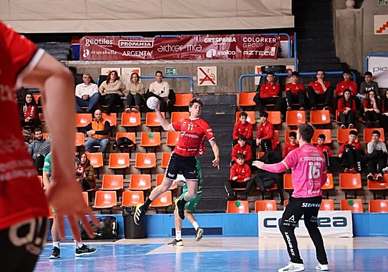 El jugador del UBU San Pablo Burgos se dispone a lanzar a portería.