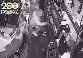 Imagen del presunto autor tomada por las cámaras de vigilancia del establecimiento.