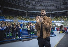 Decenas de aficionados se acercaron al Coliseum para despedirse de Barrera.