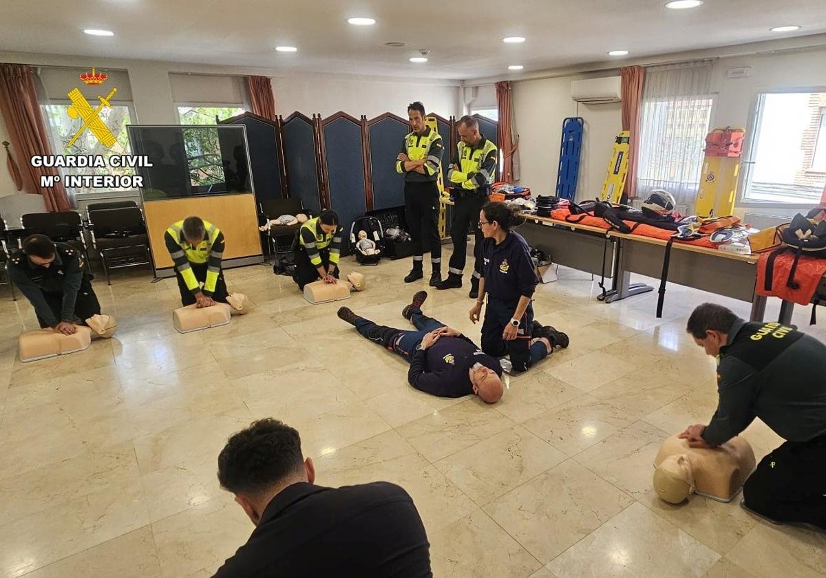 La Guardia Civil de Burgos recibe una formación en primeros auxilios básicos