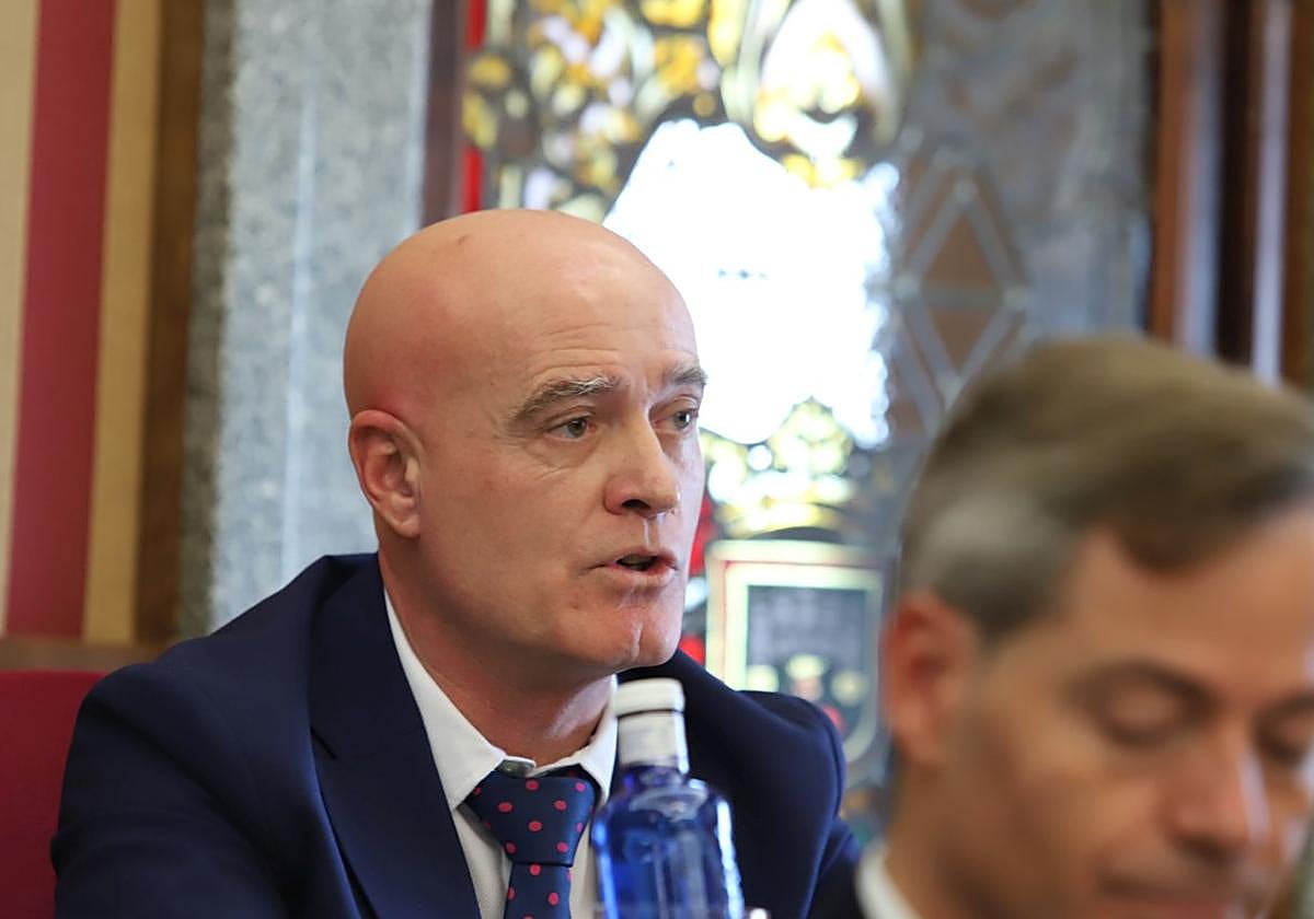 El concejal de hacienda de Burgos, Ángel Manzanedo, durante un Pleno.