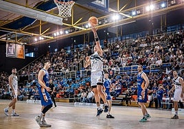Jugadores del Flexicar Fuenlabrada y del Grupo Ureta Tizona Burgos durante el primer encuentro de playoff