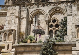 Detalle de la bailarina de la fachada de la Catedral de Burgos.
