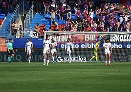 Los jugadores del Burgos CF se lamentan tras encajar el gol del Eibar este pasado fin de semana.