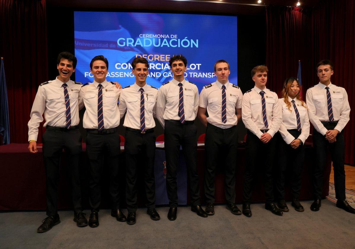 Los ocho estudiantes de la primera promoción del Grado en Piloto Comercial de Pasajeros y Mercancias.