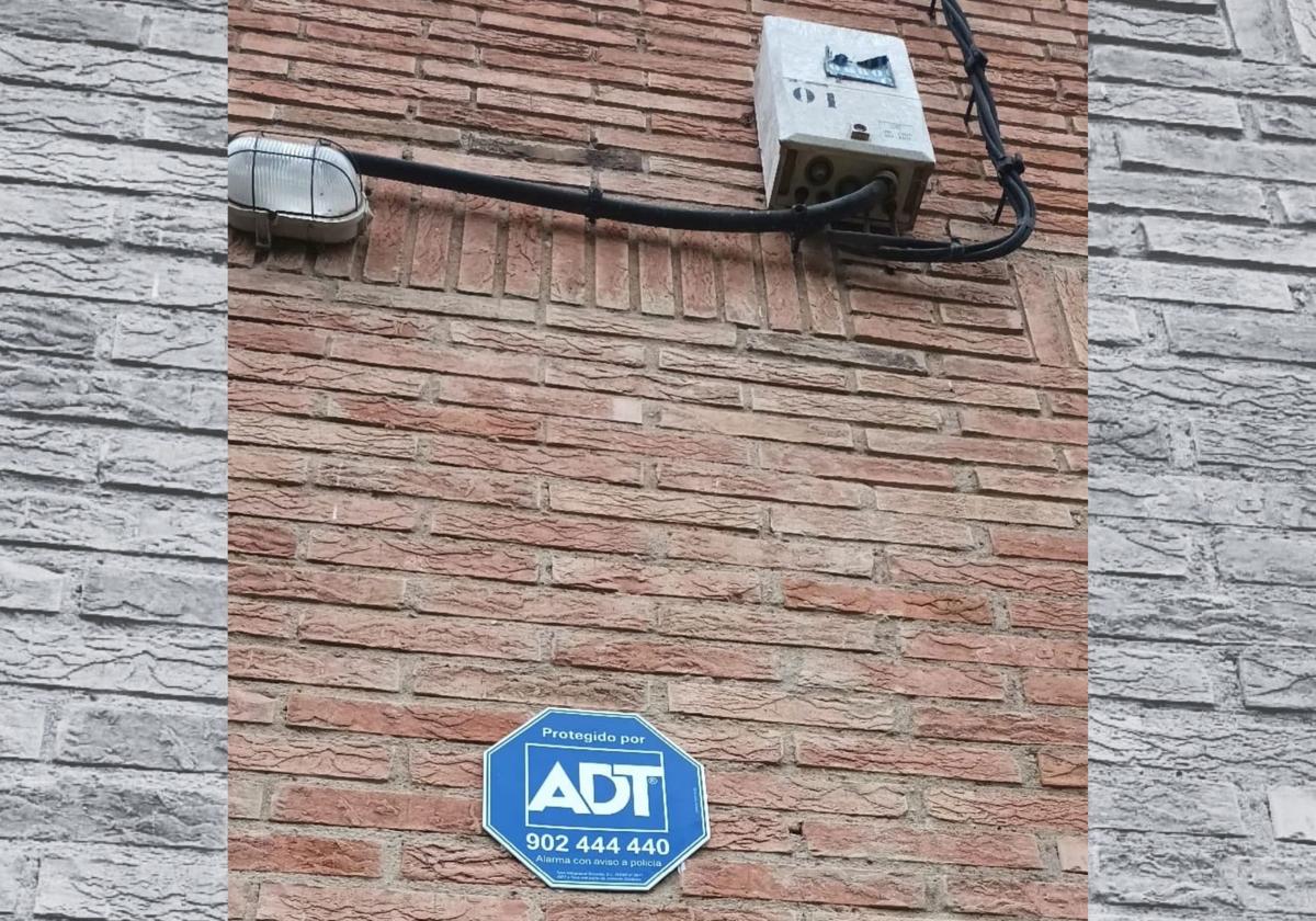 Los okupas de un pueblo de Burgos que han instalado una alarma para evitar robos en la casa allanada