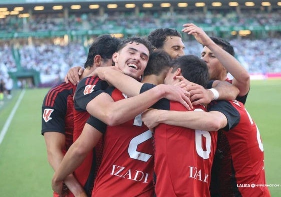 El Mirandés celebra uno de los goles que les clasifica para los play off.