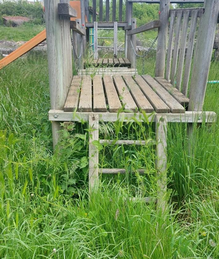 Imagen secundaria 2 - Rincones de pueblos de Burgos con altas hierbas por el retraso en la contratación. 
